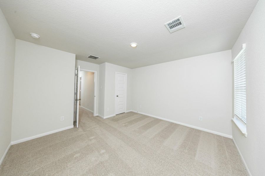 Spacious, unfurnished interior of a new home in River's Edge, Conroe (Image 14).