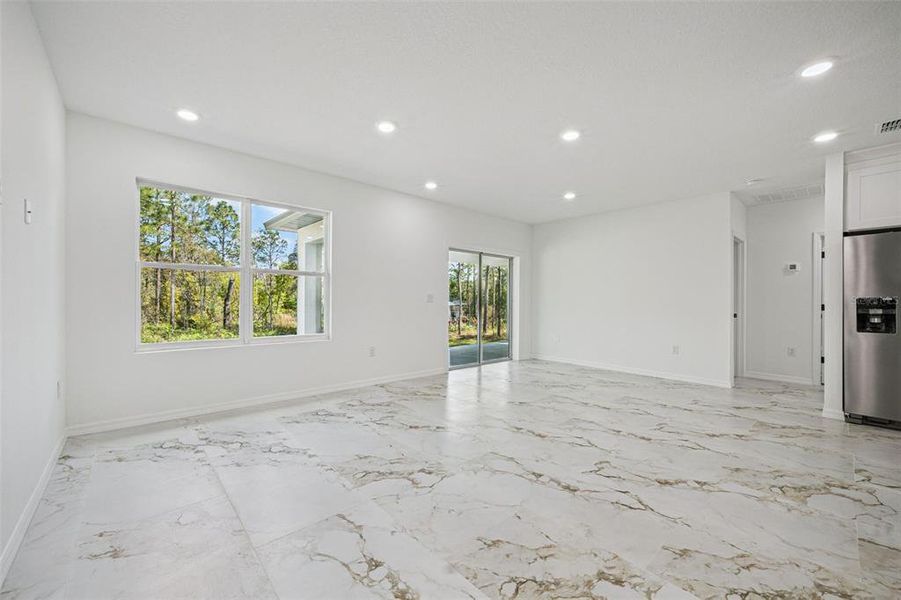 Spacious, unfurnished interior of a new home in , Citrus Springs (Image 33).