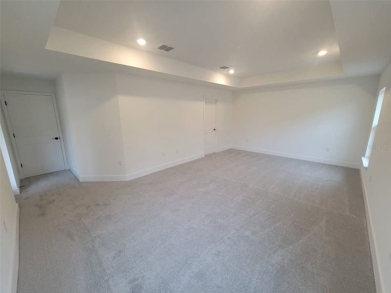 Spacious, unfurnished interior of a new home in Arbor Park, Leesburg (Image 11).