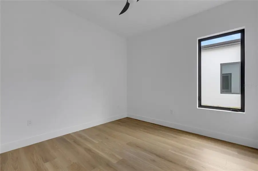 Spacious, unfurnished interior of a new home in , Sarasota (Image 19).