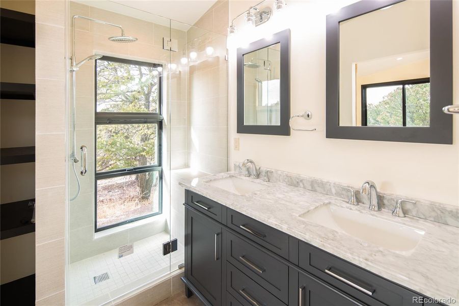 sleek primary 3/4 bath with double head shower