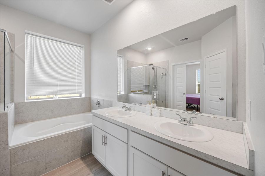 Furnished interior view inside a new home in , Texas City (Image 11).