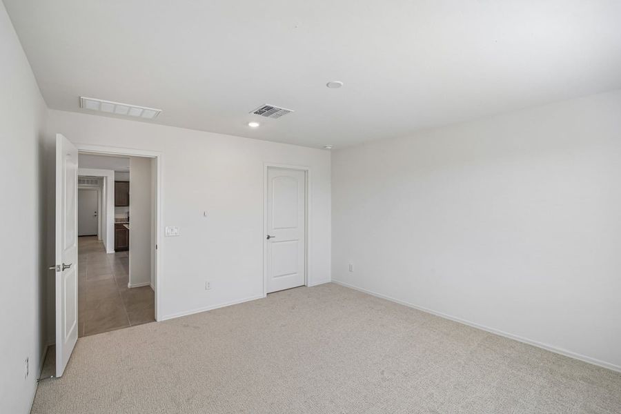 Spacious, unfurnished interior of a new home in Mandarina Reserve, Marana (Image 17).
