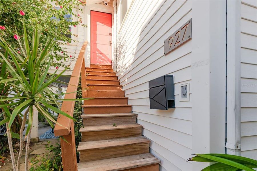 Exterior details and patio area of a home in , St. Petersburg (Image 31).