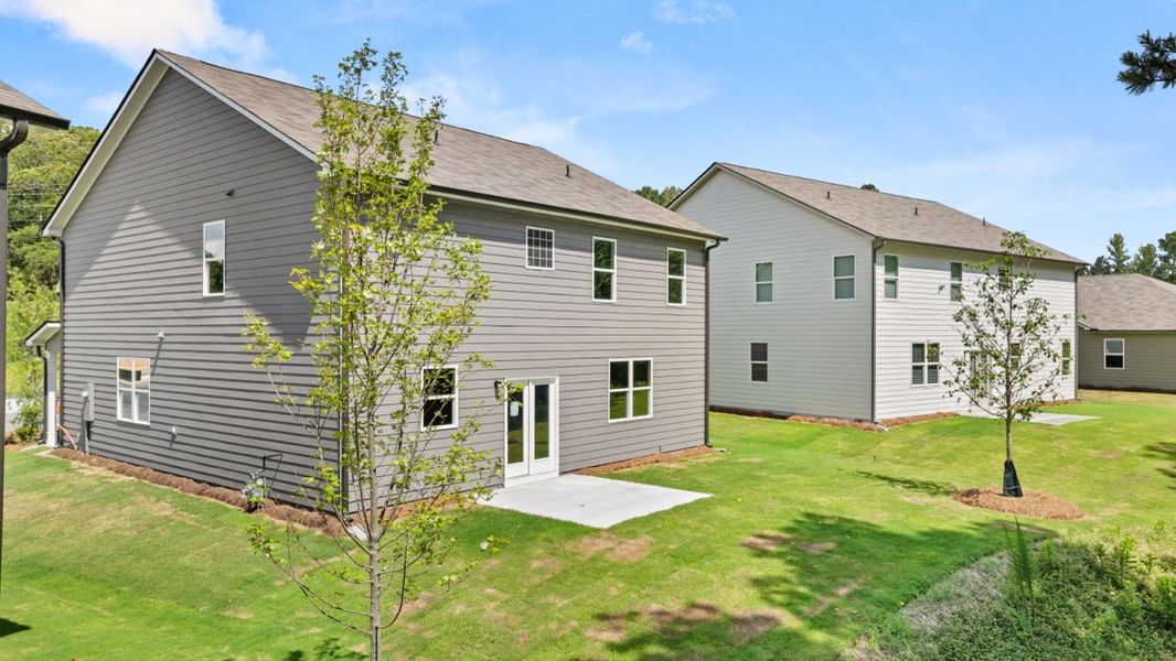 Representative exterior details of a home built from the Hanover by D.R. Horton in Northwoods at Mirror Lake, Villa Rica (Image 4).
