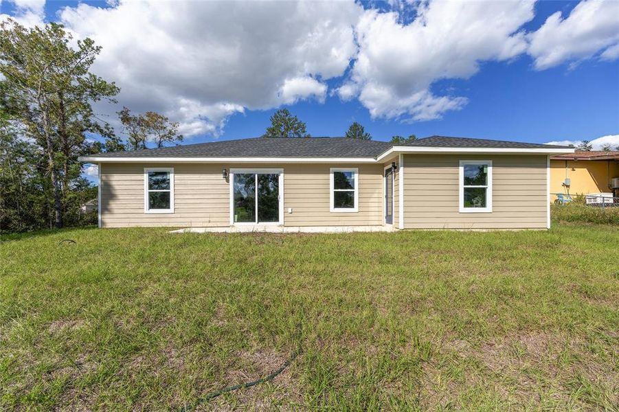 Exterior details and patio area of a home in , Dunnellon (Image 4).