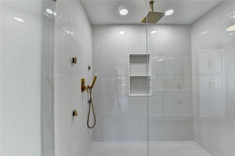 Furnished interior view inside a new home in , Jefferson (Image 35).