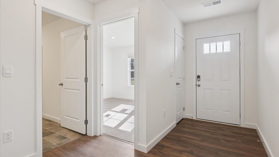 Spacious, unfurnished interior of a new home in Emory Creek, Harriman (Image 10).