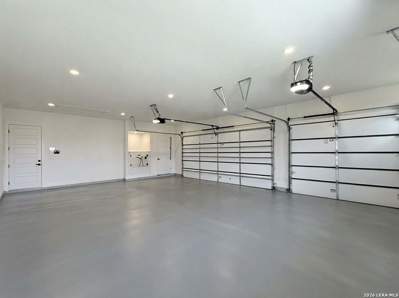 Spacious, unfurnished interior of a new home in , La Vernia (Image 20).