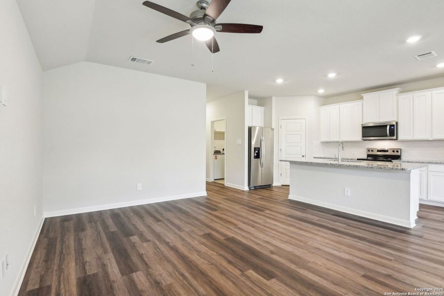 Spacious, unfurnished interior of a new home in Sagebrooke - Premier Series, San Antonio (Image 38).