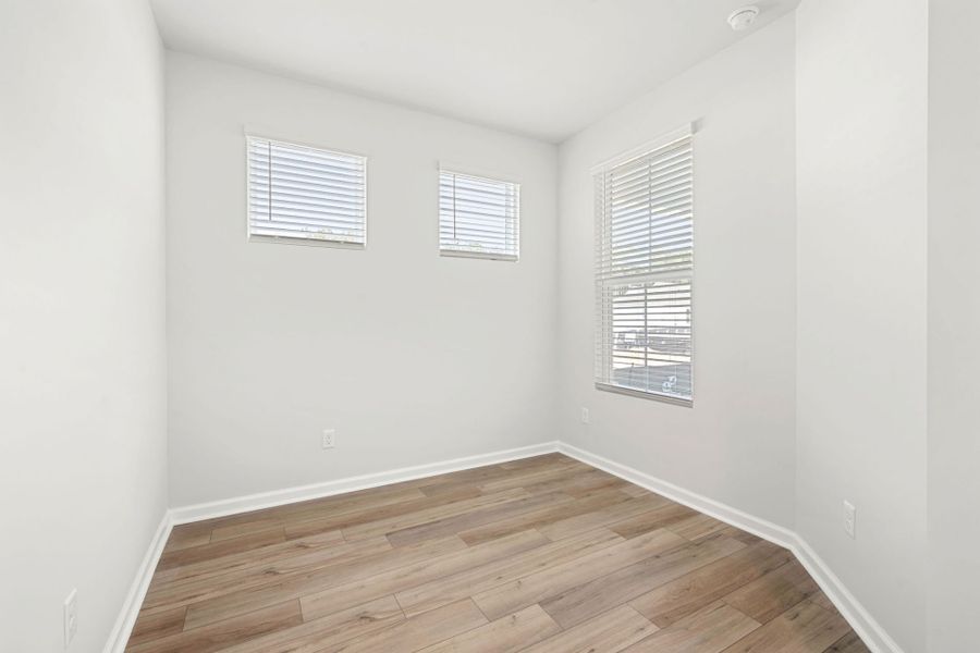 Spacious, unfurnished interior of a new home in Del Webb Savannah at Heartwood, Richmond Hill (Image 16).