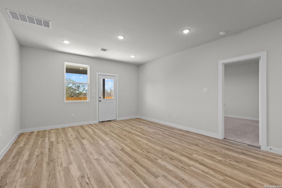 Spacious, unfurnished interior of a new home in Hacienda, San Antonio (Image 14).