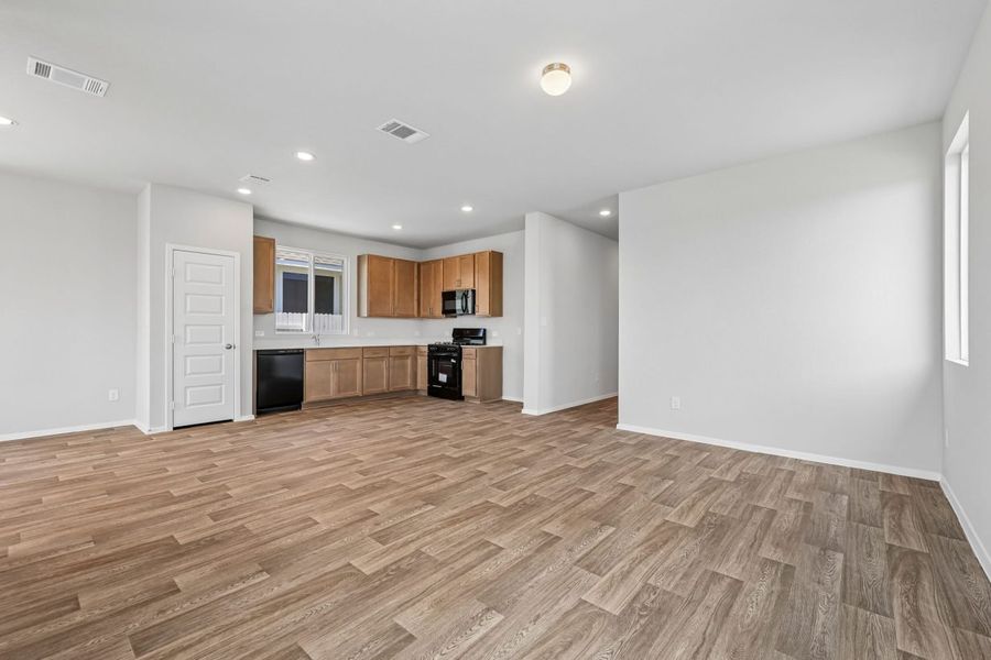 Spacious, unfurnished interior of a new home in Harvest Ridge, Elgin (Image 13).