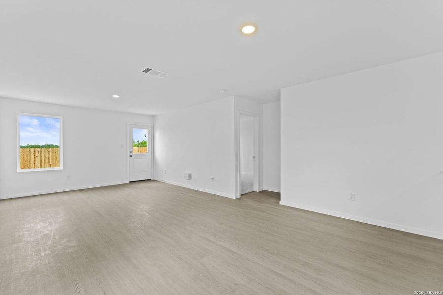 Spacious, unfurnished interior of a new home in Spring Grove, St. Hedwig (Image 12).