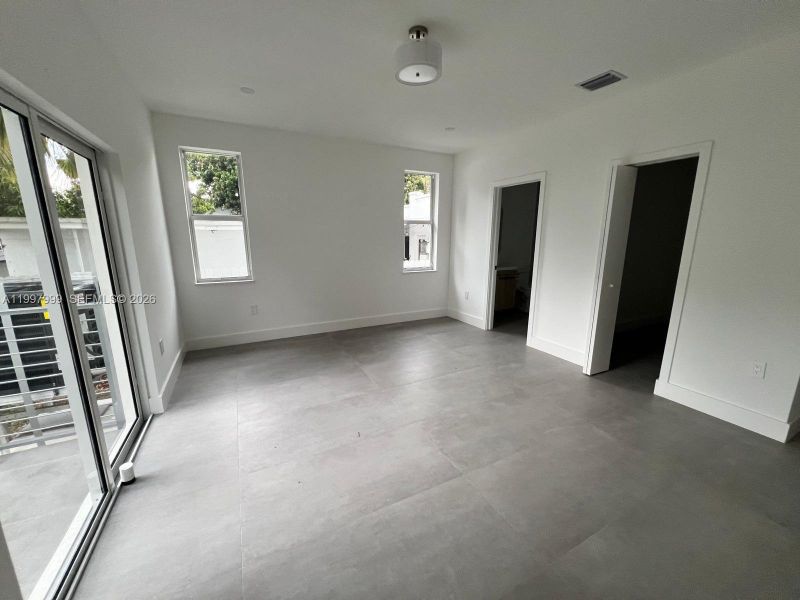 Spacious, unfurnished interior of a new home in , Miami (Image 30).