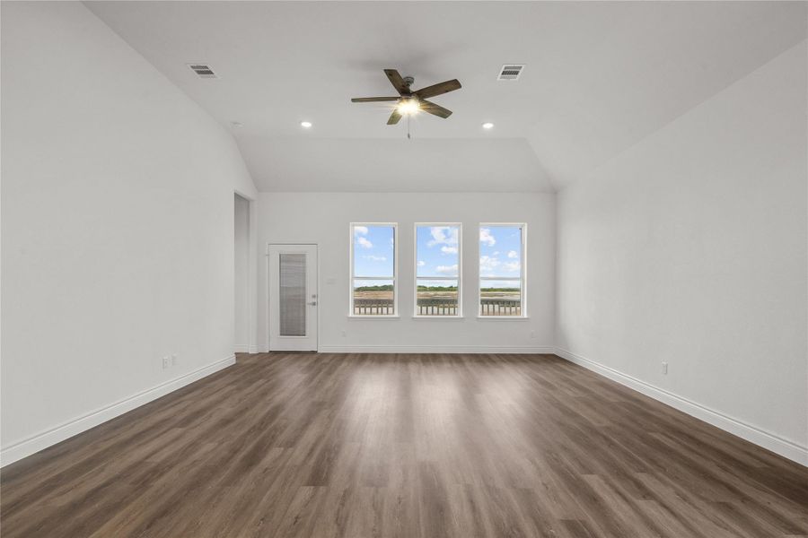 Spacious, unfurnished interior of a new home in , Texas City (Image 14).