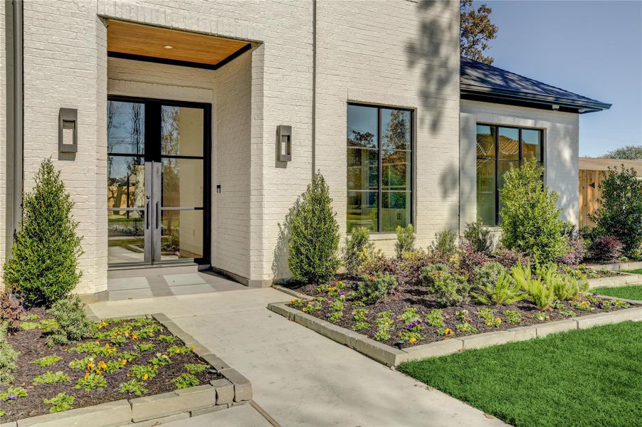Exterior details and patio area of a home in , Houston (Image 29).