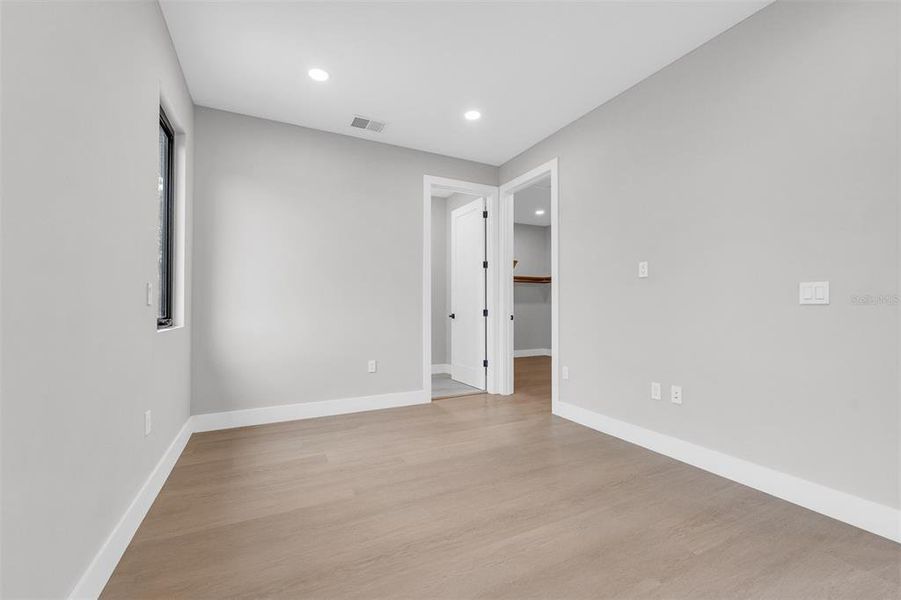 Spacious, unfurnished interior of a new home in , Orlando (Image 32).