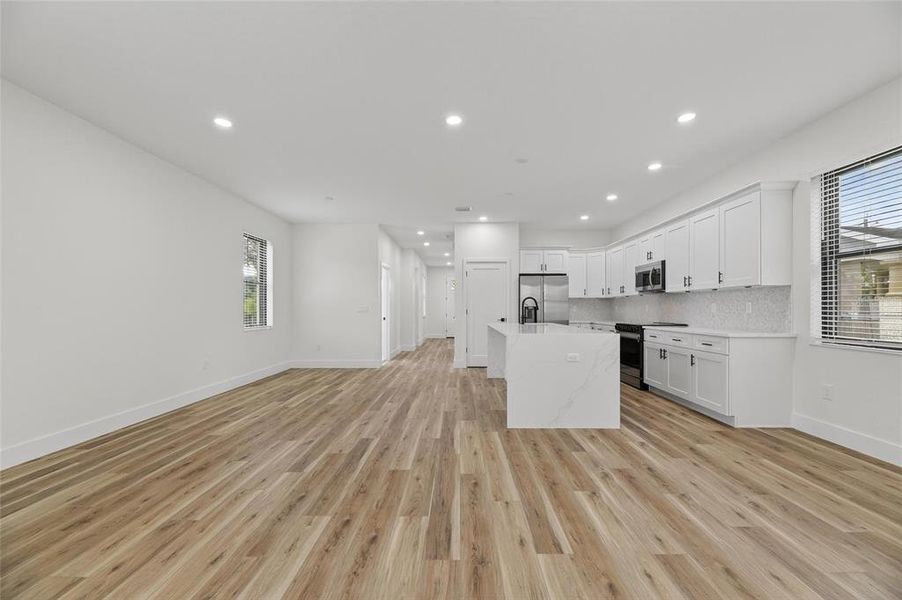 Spacious, unfurnished interior of a new home in , Tampa (Image 12).