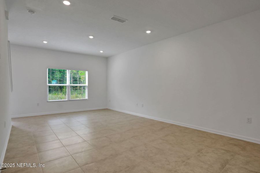 Spacious, unfurnished interior of a new home in Atlantis Pointe, Middleburg (Image 32).