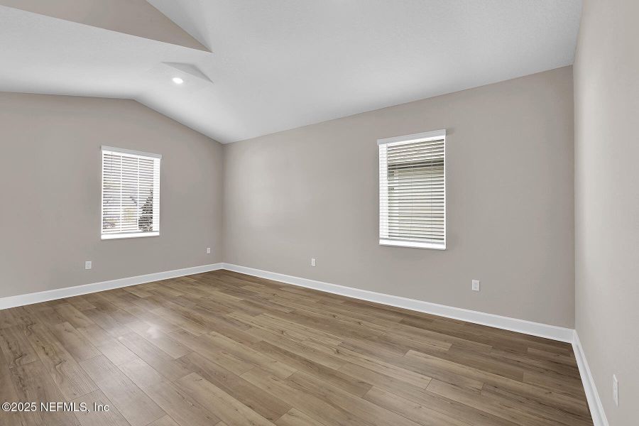 Spacious, unfurnished interior of a new home in Jennings Farm, Middleburg (Image 12).
