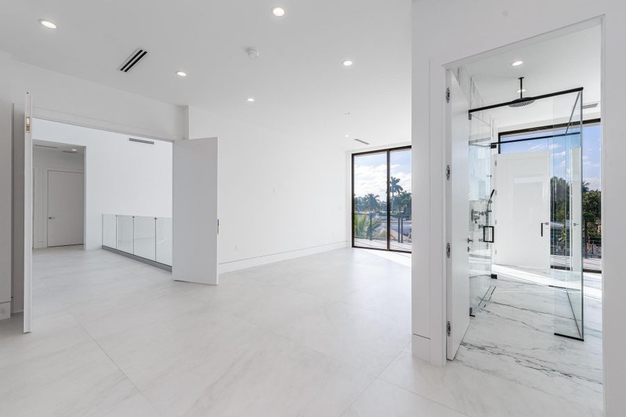 Spacious, unfurnished interior of a new home in , Pompano Beach (Image 25).