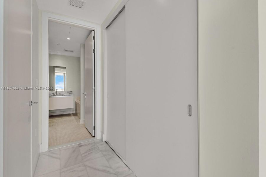 Spacious, unfurnished interior of a new home in , Miami (Image 33).