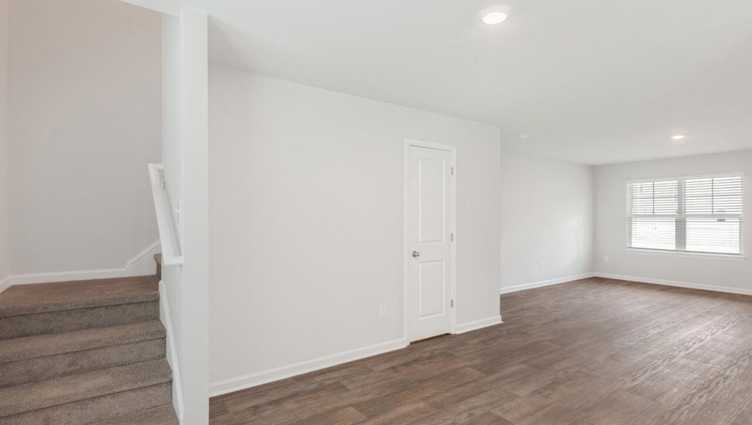 Spacious, unfurnished interior of a new home in Eagle Creek, Bolivia (Image 15).