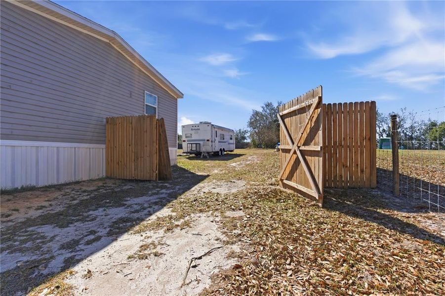 Exterior details and patio area of a home in , Fort Meade (Image 19).