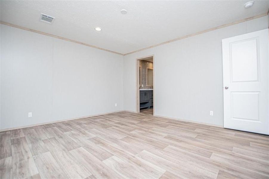 Spacious, unfurnished interior of a new home in , Temple (Image 49).