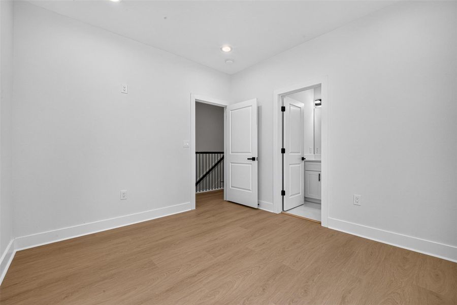 Second Guest Room -Walking Closet Second Guest Room -Walking Closet