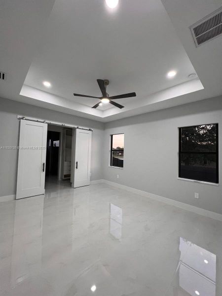 Spacious, unfurnished interior of a new home in , Cape Coral (Image 61).