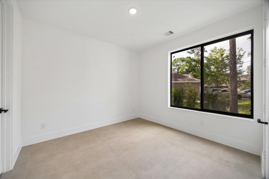 Spacious, unfurnished interior of a new home in , Conroe (Image 13).