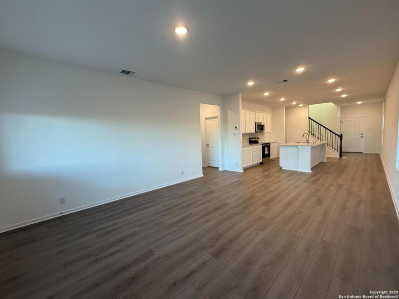 Spacious, unfurnished interior of a new home in Meadows at Hennersby Hollow 40's, San Antonio (Image 19). Spacious, unfurnished interior of a new home in Meadows at Hennersby Hollow 40's, San Antonio (Image 19).