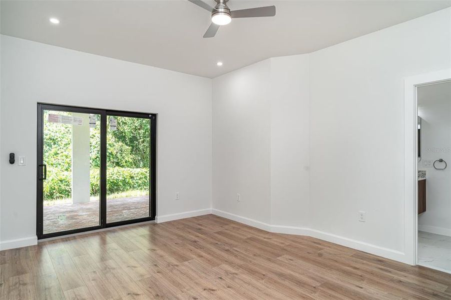 Spacious, unfurnished interior of a new home in , Sarasota (Image 25).