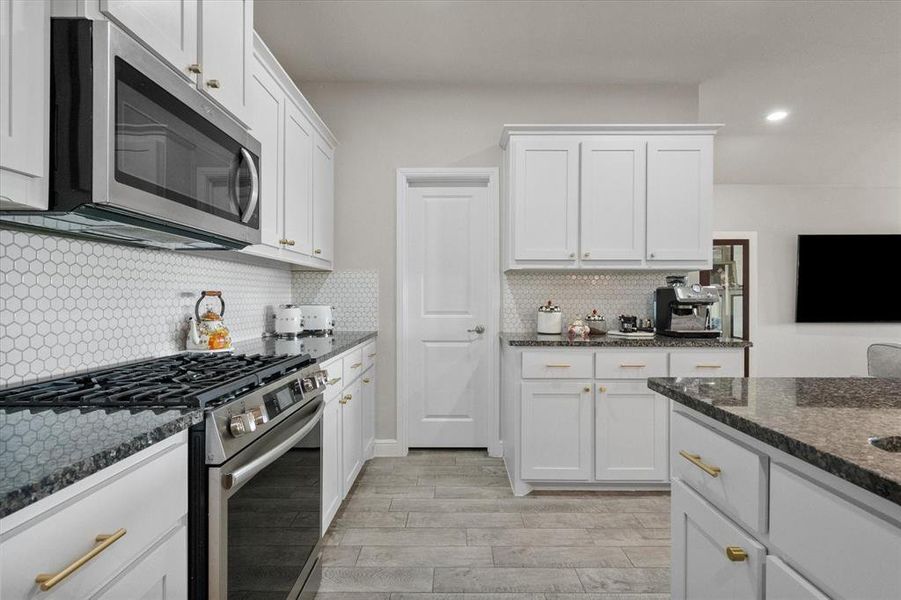 Furnished interior view inside a new home in , Cedar Hill (Image 8).