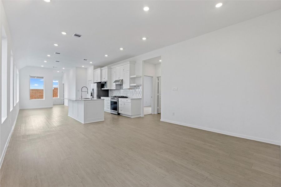 Spacious, unfurnished interior of a new home in Lago Mar: Bristol Collection, Texas City (Image 13).