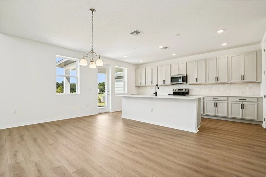 Spacious, unfurnished interior of a new home in Ardisia Park, New Smyrna Beach (Image 16).