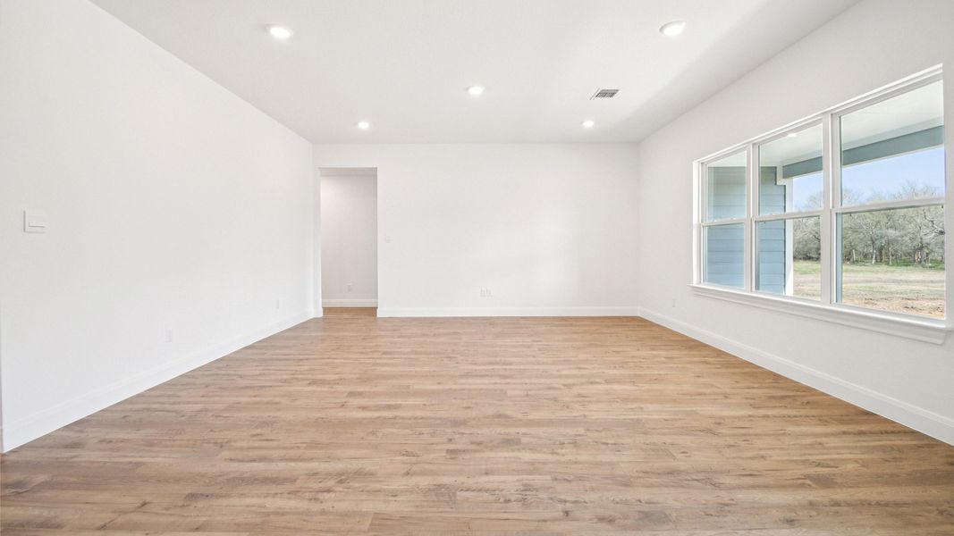 Spacious, unfurnished interior of a new home in Railhead, Cedar Creek (Image 12).