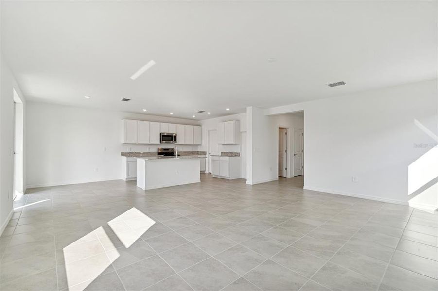 Spacious, unfurnished interior of a new home in Southpointe, Palmetto (Image 25).