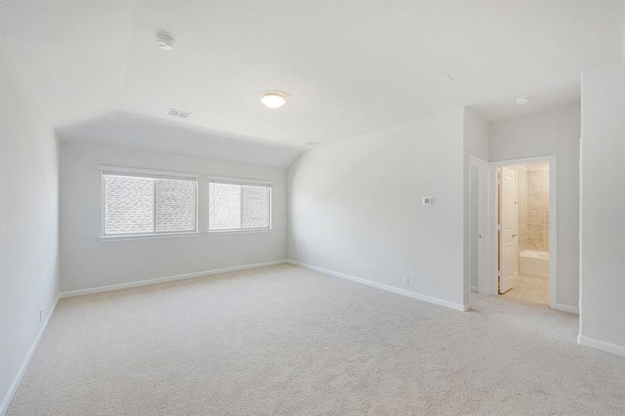 Spacious, unfurnished interior of a new home in Hulen Trails, Fort Worth (Image 24).