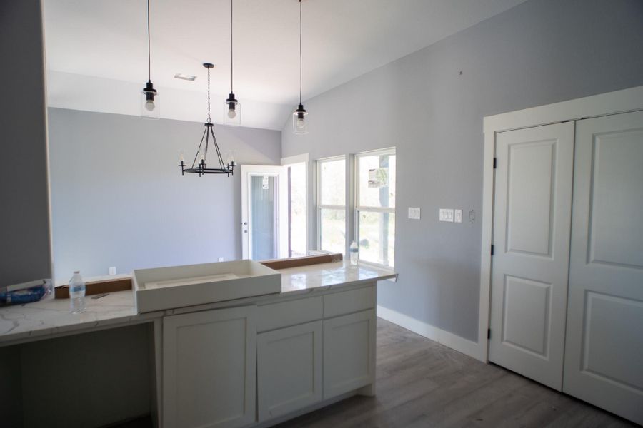 Spacious, unfurnished interior of a new home in , Navasota (Image 5).
