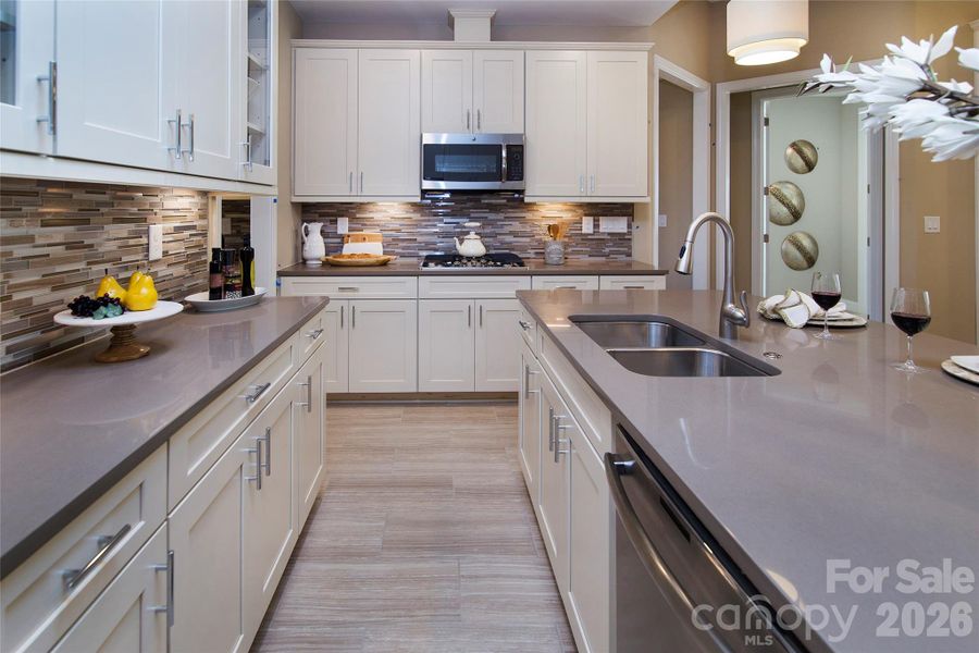 Model photo used for reference