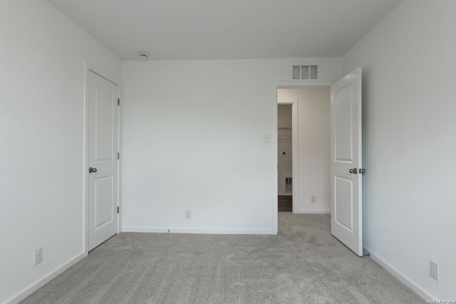 Spacious, unfurnished interior of a new home in Hennersby Hollow, San Antonio (Image 18).