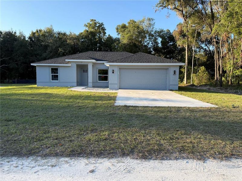 Exterior details and patio area of a home in , Dunnellon (Image 1).