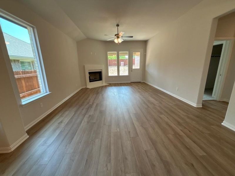 Spacious, unfurnished interior of a new home in Waterford Park, Weatherford (Image 8).