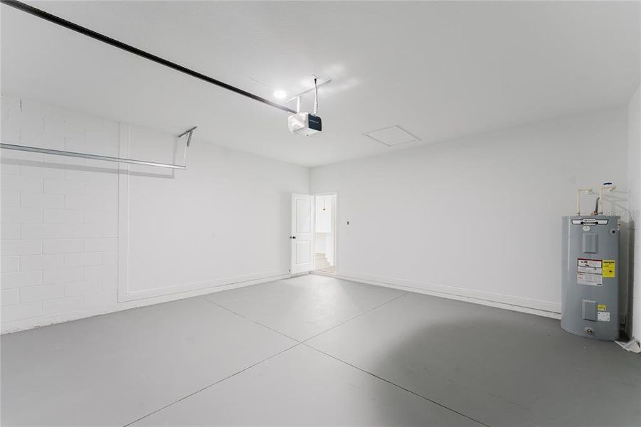 Spacious, unfurnished interior of a new home in , Ocala (Image 25).