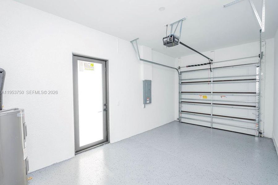 Spacious, unfurnished interior of a new home in , Lehigh Acres (Image 14).