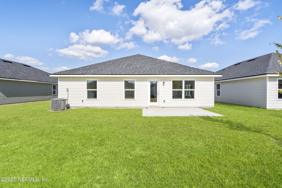 Exterior details and patio area of a home in Summerglen, Jacksonville (Image 26).