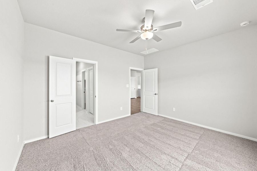 Spacious, unfurnished interior of a new home in Laurel Landing, Alvin (Image 24).